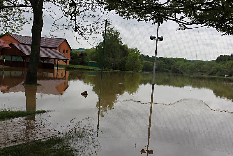 Zatopené hřiště v Ústí ve čtvrtek 23.5. 2019 dopoledne.