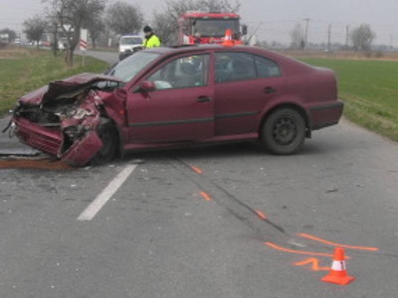 Nehoda mezi Bochoří a Vlkošem si vyžádala dvě zranění, škoda dosáhla půl milionu korun.