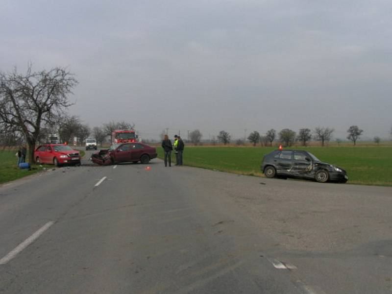 Nehoda mezi Bochoří a Vlkošem si vyžádala dvě zranění, škoda dosáhla půl milionu korun.