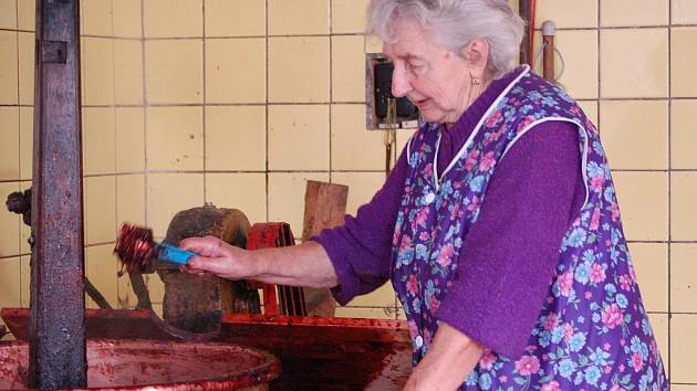 Kotel na vaření povidel mají zahrádkáři v Sušicích.