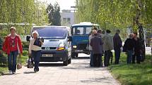 Provoz provizorního autobusového nádraží byl zahájen. Na nádraží vypukl zmatek.