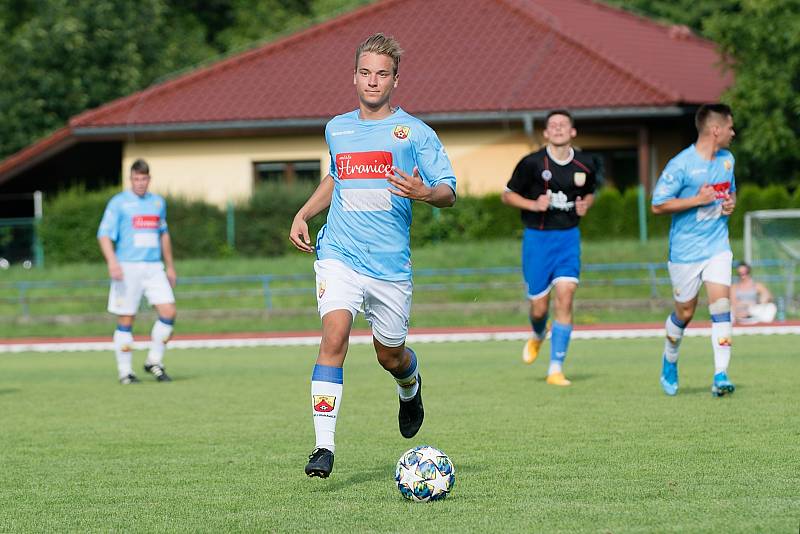 Fotbalisté SK Hranice (v modrém) proti 1. FCV Přerov.