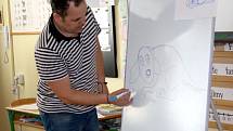 Kreslení s Lubomírem Dostálem na ZŠ 1. máje v Hranicích 