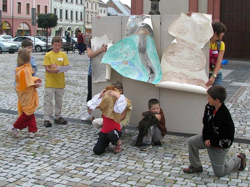 Děti z příměstského tábora zahrály v úterý na hranickém náměstí tři pohádky.