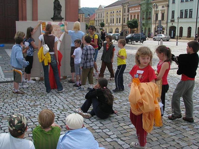 Děti z příměstského tábora zahrály v úterý na hranickém náměstí tři pohádky.