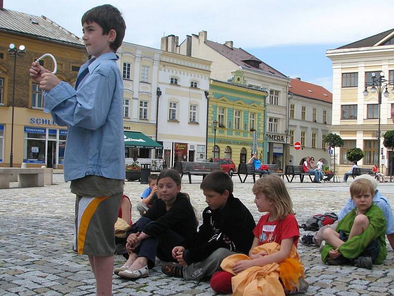 Děti z příměstského tábora zahrály v úterý na hranickém náměstí tři pohádky.