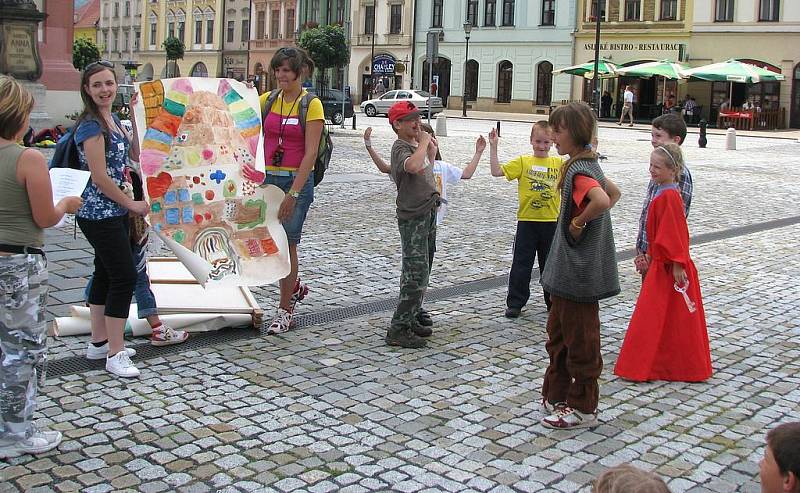 Děti z příměstského tábora zahrály v úterý na hranickém náměstí tři pohádky.