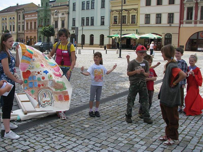 Děti z příměstského tábora zahrály v úterý na hranickém náměstí tři pohádky.