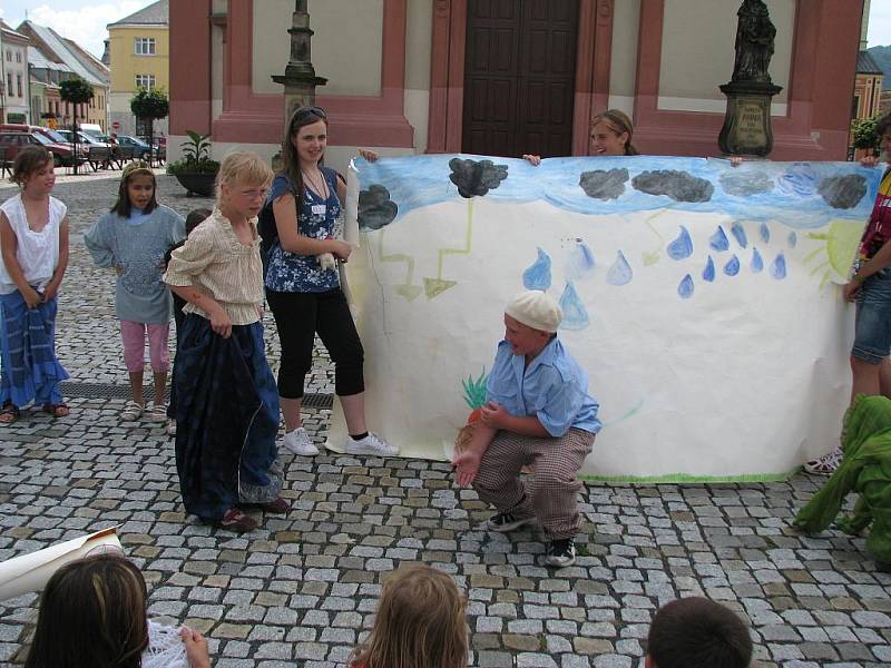 Děti z příměstského tábora zahrály v úterý na hranickém náměstí tři pohádky.