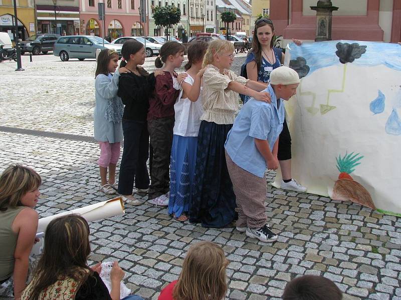 Děti z příměstského tábora zahrály v úterý na hranickém náměstí tři pohádky.