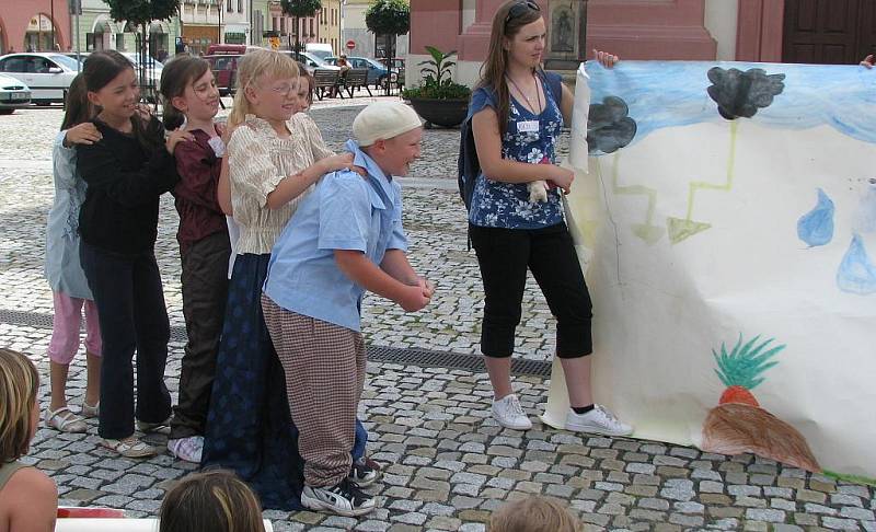 Děti z příměstského tábora zahrály v úterý na hranickém náměstí tři pohádky.