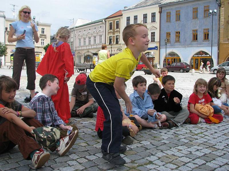 Děti z příměstského tábora zahrály v úterý na hranickém náměstí tři pohádky.