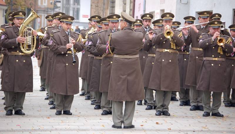 28. říjen: kladení věnců na Masarykově náměstí v Přerově 