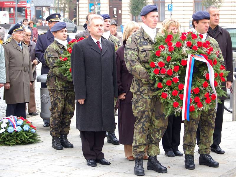 28. říjen: kladení věnců na Masarykově náměstí v Přerově 