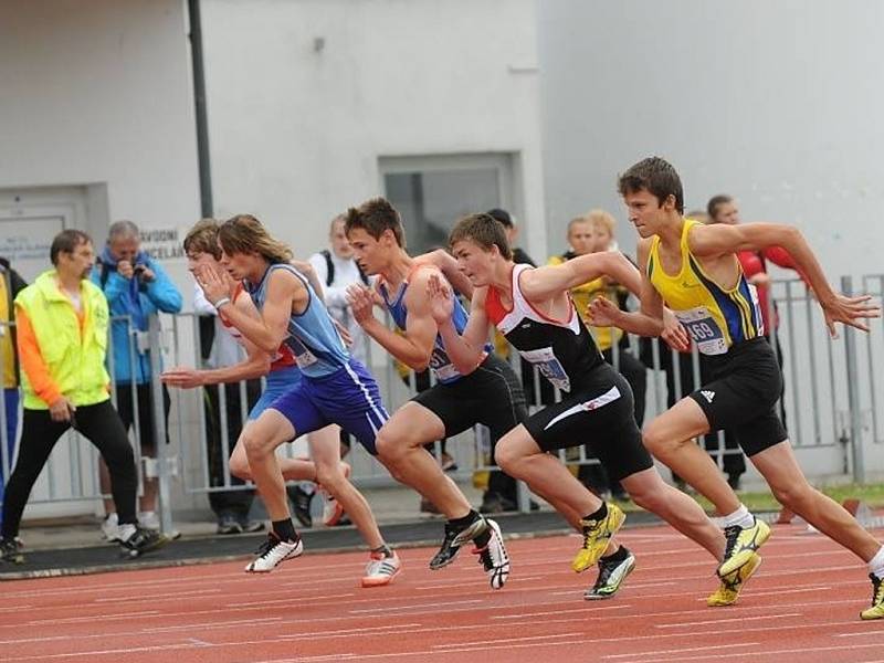 Rozběh na 100m překážek, zcela vpravo je Pavel Mikuláček (SK Přerov)