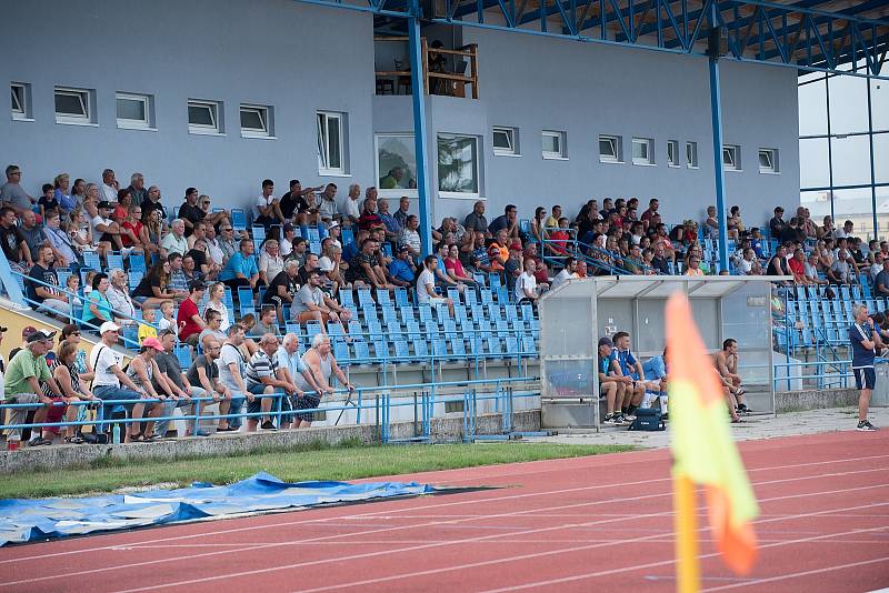 Fotbalisté SK Hranice (v modrém) proti 1. FCV Přerov.