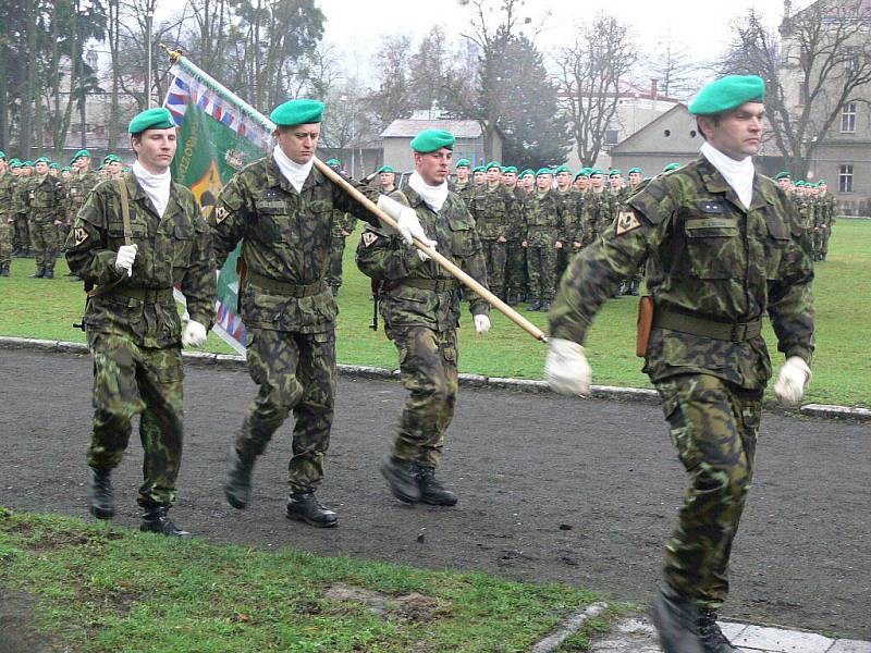 Se svým 71. mechanizovaným praporem se ve středu odpoledne rozloučil jeho velitel Pavel Lipka. Předal jej svému nástupci Janu Zezulovi.