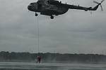 Náročný nácvik seskoku do vody z výšky pěti metrů prováděli v úterý a ve středu na jezeře Donbas vojáci z přerovské vrtulníkové základny