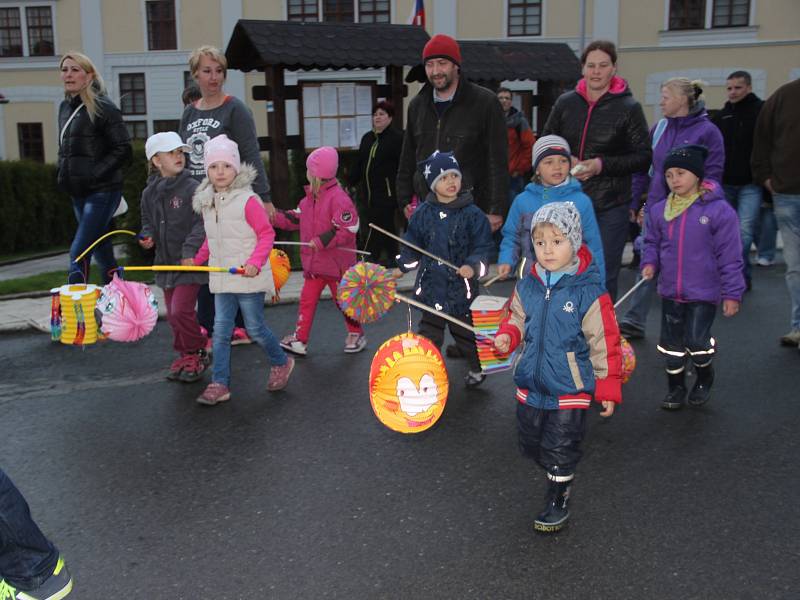 Lampiónový průvod v Potštátě si nenechaly ujít desítky místních.