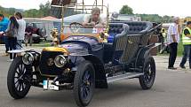 Jiří Kratochvíl a jeho chlouba – vozidlo francouzské výroby z roku 1910 Panhard Levassor
