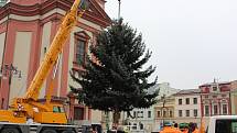 Na hranické náměstí v pátek 24. listopadu dopoledne dorazil vánoční strom.