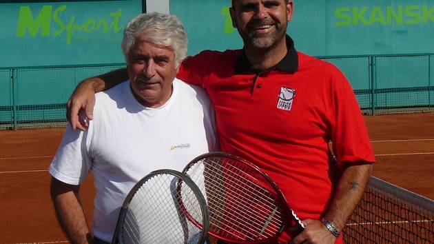 Hráči Clubu Tennis Hranice A, zleva Kádě, Gajdoš. 