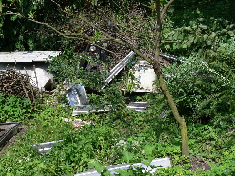 Vichřice zcela poničila střechu jednoho rodinného domu nedaleko hranické hřbitova.