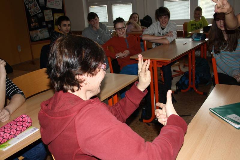 Žáci ZŠ a MŠ Struhlovsko měli možnost se dozvědět o dalekých zemích díky projektu Edison. Jejich školu navštívilo šest student z Kanady, Brazílie, Chile, Taiwanu, Indonésie a Chorvatska.