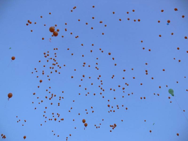 Čtyři sta čtyřicet sedm balonků se ve vzneslo k nebi