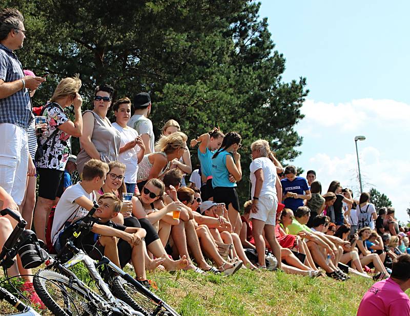 Festival dračích lodí na hranické Bečvě - závody základních a středních škol