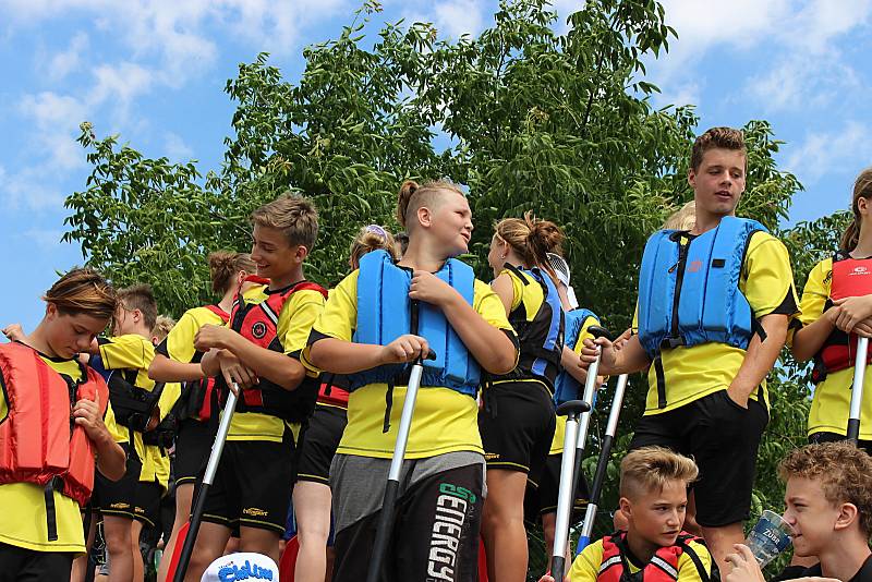 Festival dračích lodí na hranické Bečvě - závody základních a středních škol