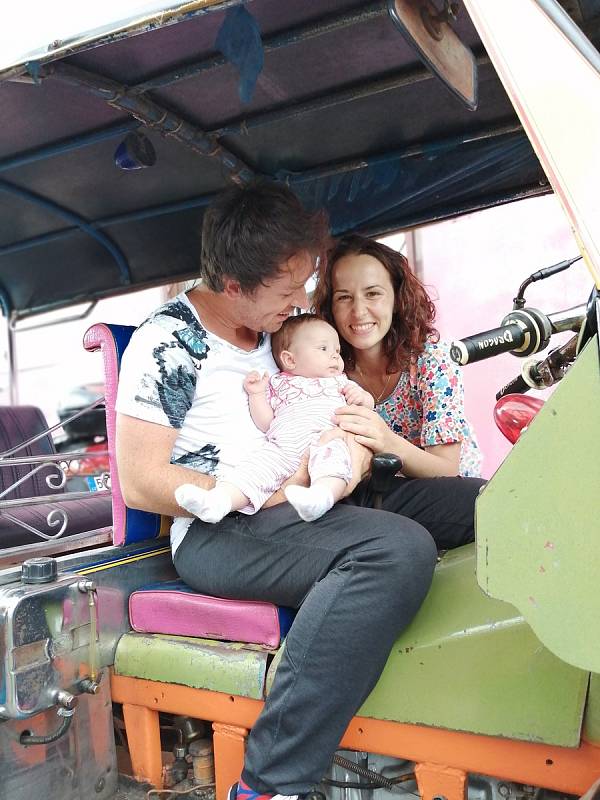 A rodinná fotka v tuktuku.