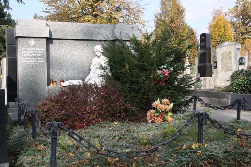 Na hranickém hřbitově najdete i hrob našeho starosty Františka Šromoty, lékaře, spisovatele a výtvarníka Josefa Heřmana Agapita Gallaše a dalších osobností.
