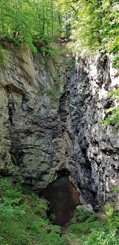 Do Hranické propasti, která je nejhlubší zatopenou jeskyní světa, spadl v sobotu 28. dubna člověk.