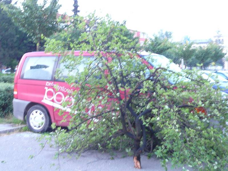 Hranickem se přehnala silná bouře. Padaly stromy, střechy. Hranicko zasáhl i výpadek elektrického proudu.