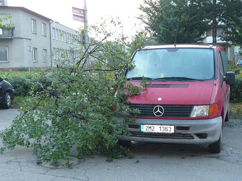 Hranickem se přehnala silná bouře. Padaly stromy, střechy. Hranicko zasáhl i výpadek elektrického proudu.