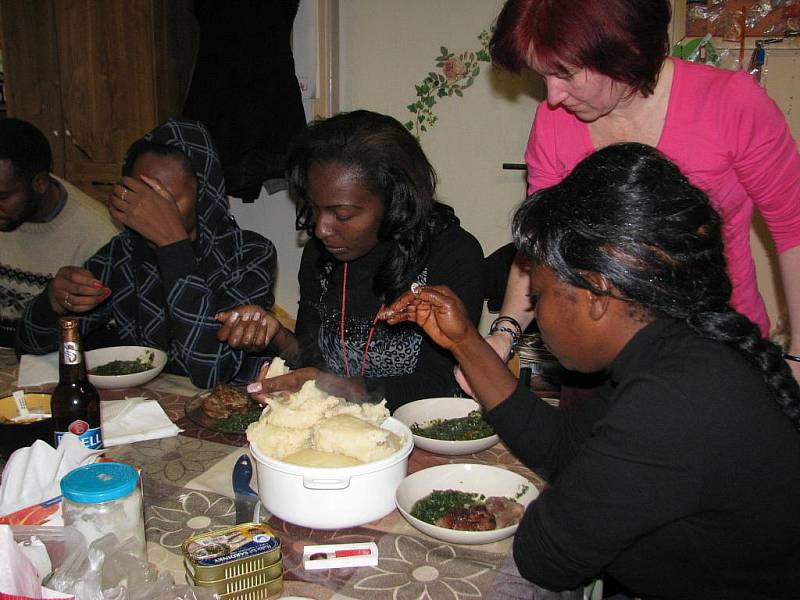 Konžany jsme zastihli právě u přípravy večeře. Vařili typicky africké jídlo Fufu a Ngayngay