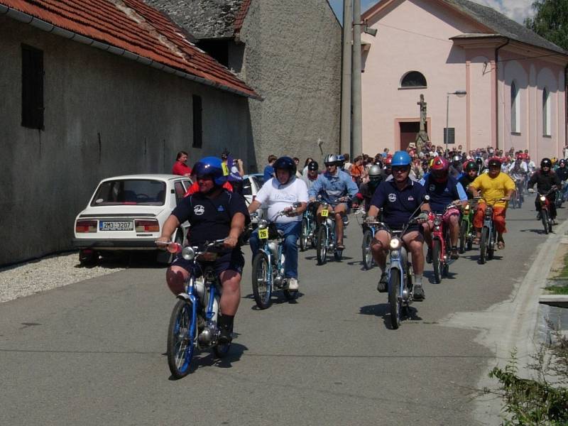 Na trať Moped cupu se vydalo téměř pět desítek závodníků.