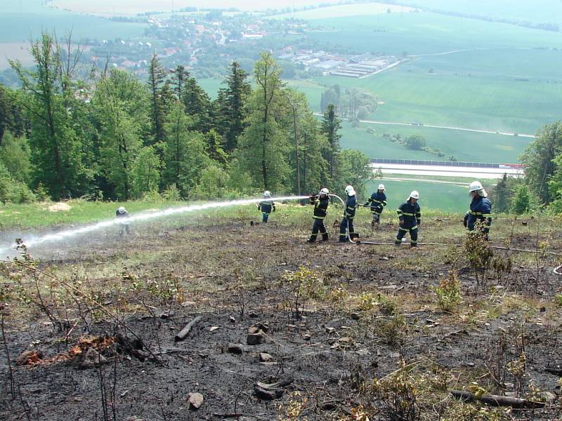 K rozsáhlým požárům řadí pondělní zásah, ke kterému vyjížděli v Uhřínově na Hranicku, kde hořel les o rozloze půl hektaru.