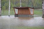 Lidé v Ústí na Hranicku v sobotu uklízeli areál sportoviště, který se ocitl v pátek pod vodou.