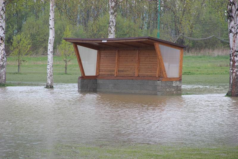 Lidé v Ústí na Hranicku v sobotu uklízeli areál sportoviště, který se ocitl v pátek pod vodou.