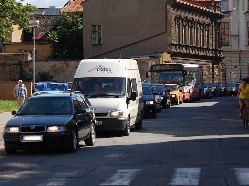 Páteční dopravní situace v Přerově byla dopoledne katastrofální. Kolony aut se tvořily i v malých bezvýznamných uličkách města. Kolaps vyvolala uzavírka Polní ulice, která se právě rekonstruuje.