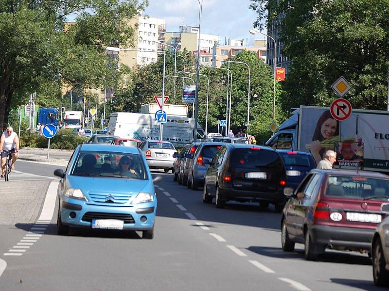 Páteční dopravní situace v Přerově byla dopoledne katastrofální. Kolony aut se tvořily i v malých bezvýznamných uličkách města. Kolaps vyvolala uzavírka Polní ulice, která se právě rekonstruuje.