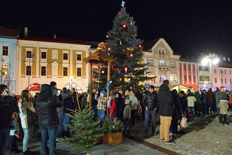 Rozsvícení vánočního stromu v Hranicích v pátek 3. prosince 2021.