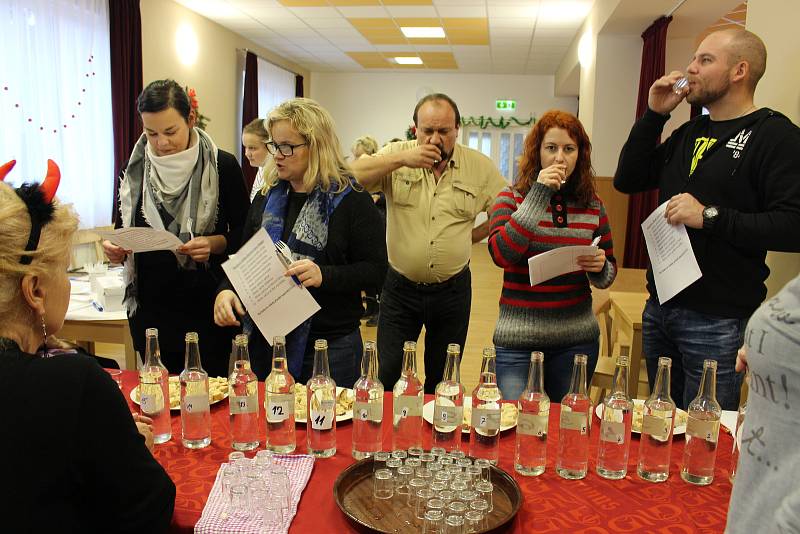 Ve Špičkách v sobotu 9. prosince hledali Špičkový koláč a slivovici. Odpoledne zpestřilo vystoupení místních dětí.