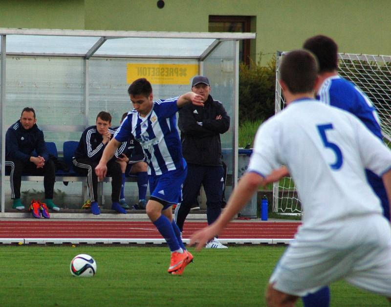 Fotbalisté Hranic (v pruhovaném) v domácím utkání s Přerovem (6:2).