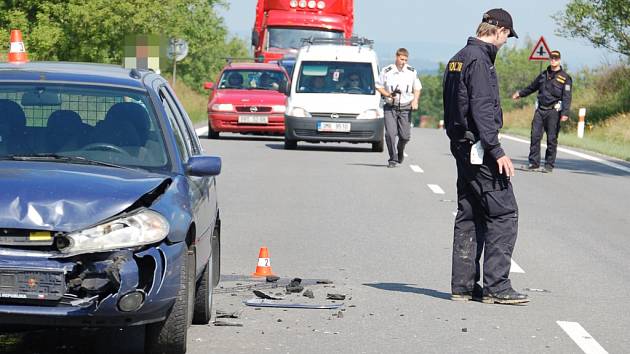 Vážná dopravní nehoda zablokovala ve středu 17. června dopoledne silnici mezi Přerovem a Olomoucí v obci Kokory. 