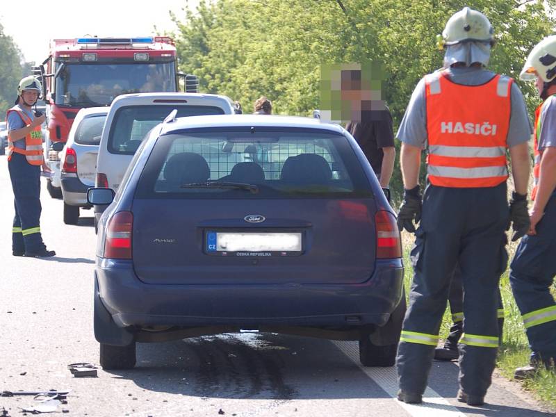 Vážná dopravní nehoda zablokovala ve středu 17. června dopoledne silnici mezi Přerovem a Olomoucí v obci Kokory. 