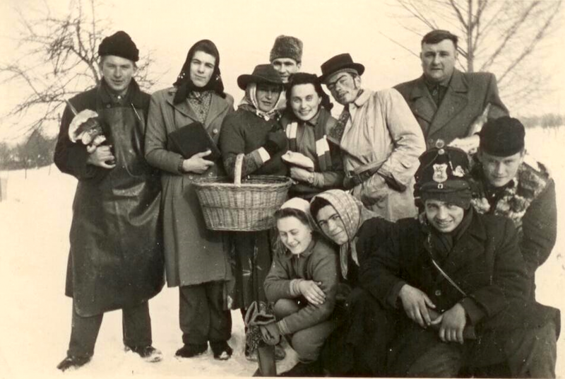 Ostatky slaví na jihu Moravy. Podívejte se, jak to slušelo účastníkům v Kožušicích na Vyškovsku roku 1956.