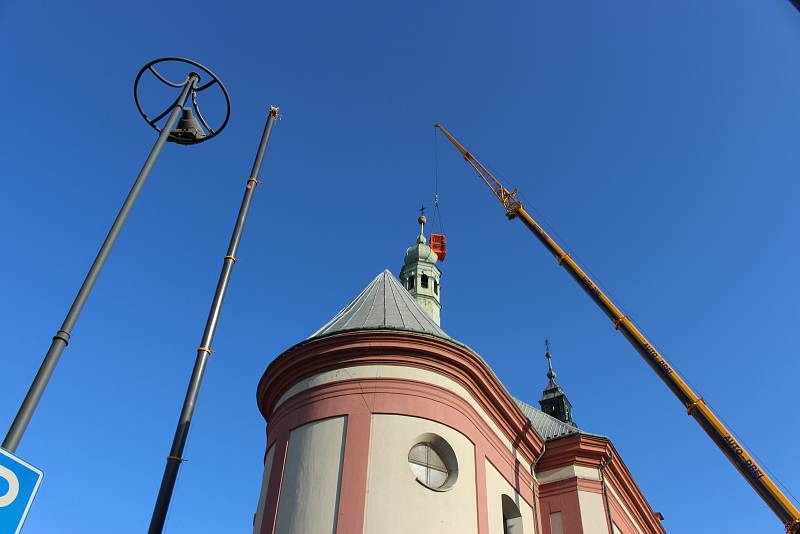 Přípravy na sundání poškozené věžičky na kostele Stětí svatého Jana Křtitele na Masarykově náměstí v Hranicích. 16. dubna 2019